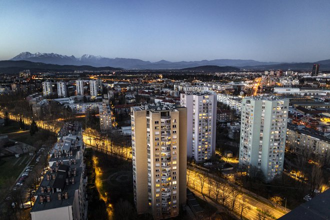 Povprečna cena rabljenega stanovanja v prvem polletju je bila rekordnih 1940 evrov za kvadratni meter, kar je 60 evrov več kot v drugem polletju lani. FOTO Voranc Vogel/Delo
