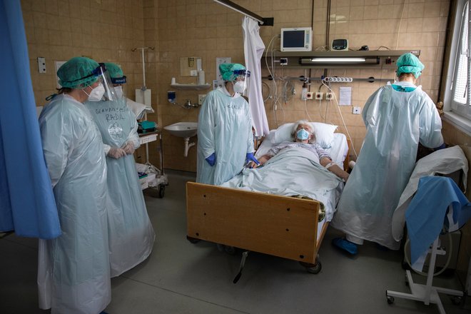 V Srbiji so v zadnjih štiriindvajsetih urah potrdili 3536 novih okužb, za covidom-19 pa je v tem času umrlo 21 ljudi. FOTO: Marko Djurica/Reuters
