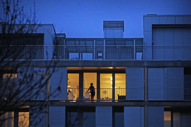 Kljub gospodarski krizi povpraševanje po stanovanjskih nepremičninah ostaja veliko.&nbsp;FOTO: Jure Eržen/Delo