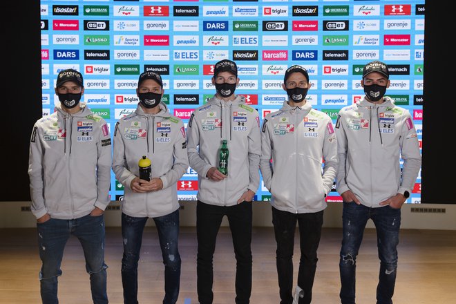 Od članov slovenske skakalne reprezentance A bodo novo sezono v Visli odprli Tilen Bartol, Anže Lanišek, Žiga Jelar, Peter Prevc in Timi Zajc (na fotografiji od leve). Na poti proti Poljski se jim bosta pridružila tudi Bor Pavlovčič in Anže Semenič. FOTO: Matevž Peršin/SZS