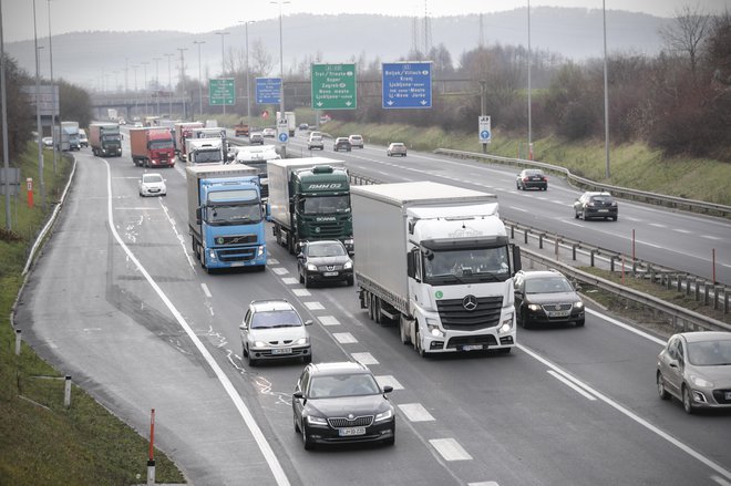 Prepoved prehitevanja tovornjakov naj bi vplivala tako na pretočnost kot na varnost prometa. FOTO: Uroš Hočevar/Delo