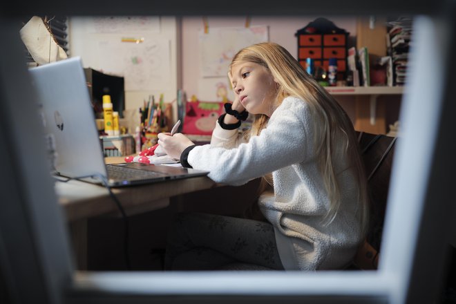 Starši bodo še najmanj dva tedna učitelji svojim otrokom. FOTO: Uroš Hočevar