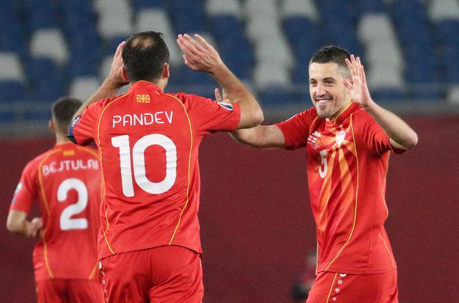 Makedonci proslavljajo zlata vreden gol Gorana Pandeva. FOTO: Irakli Gedenidze/Reuters