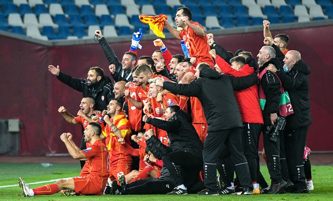 Veselje makedonskih reprezentantov v Tbilisiju. FOTO: Vano Shlamov/AFP