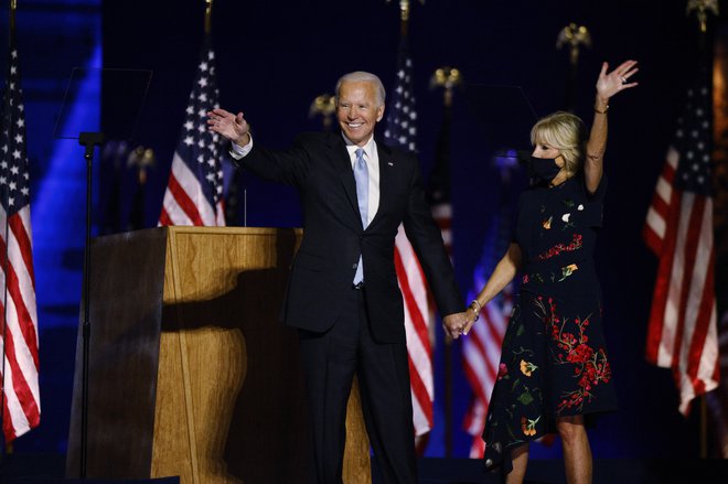 Nekaj ur zatem, ko se je Jill Biden kot bodoča prva dama pojavila v Wilmingtonu v Delawaru v obleki modne hiše Oscar de la Renta, so obleko razprodali. FOTO: Jim Bourg/ Reuters