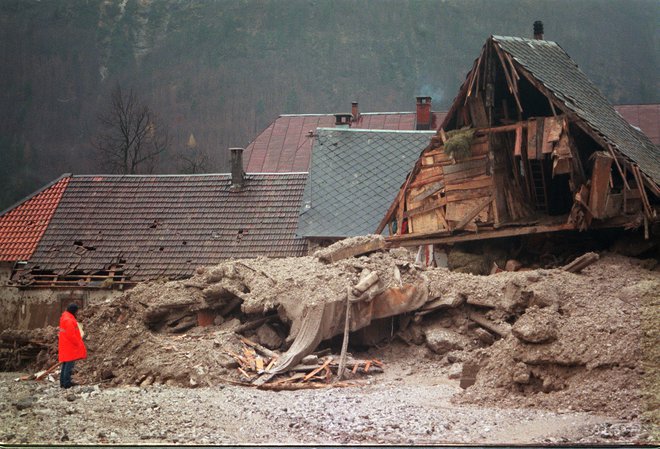 Podoba kraja, ki ga je zemeljska gmota 17. novembra 2000 zadela v srčiko &ndash; ljudi &ndash;, je pred 20 leti obšla državo. FOTO: Voranc Vogel