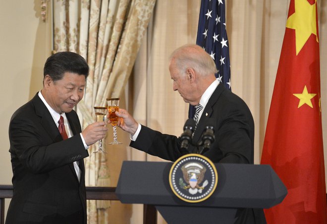 Kitajski predsednik Xi Jinping in nekdanji ameriški podpredsednik Joe Biden septembra 2015 v Washingtonu Foto: Mike Theiler/Reuters