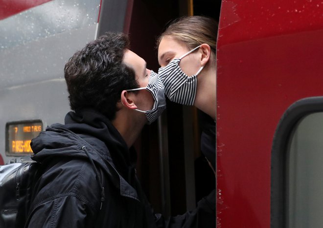 Bo še kdaj, tako kot poje Sam v Casablanci, poljub še vedno samo poljub? FOTO: Yves Herman/Reuters