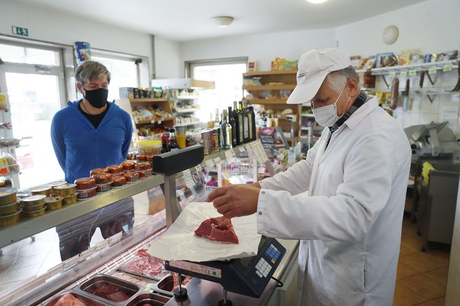 Živilske trgovine ostajajo odprte. FOTO: Leon Vidic/Delo