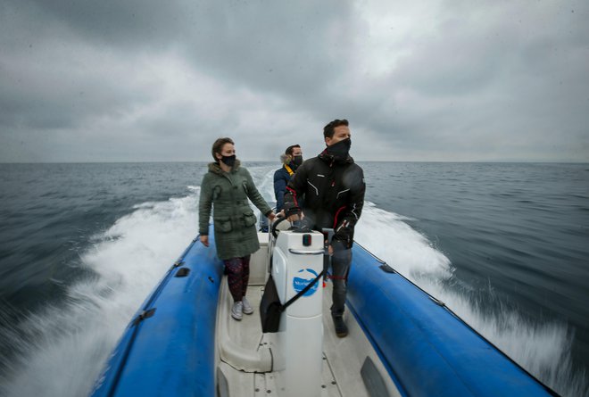 Natalija Žlavs, Jure Železnik in Tilen Genov delujejo kot dobro usklajena posadka. FOTO: Matej Družnik/Delo