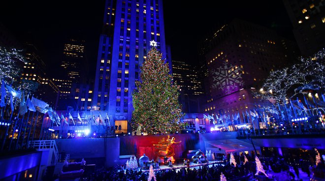 Prav danes bi moralo pred Rockefellerjev center v New Yorku prispeti eno najbolj opevanih ameriških božičnih dreves, ki ga bodo prižgali 2. decembra in prižig v živo prenašali po televiziji.<br />
Foto Reuters