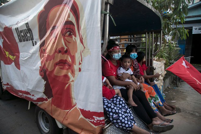 Iz stranke so sporočili, da je ljudstvo očitno spoznalo, kako pomembno je, da NLD osvoji dovolj glasov za samostojno oblikovanje vlade. FOTO: Sai Aung Main/AFP