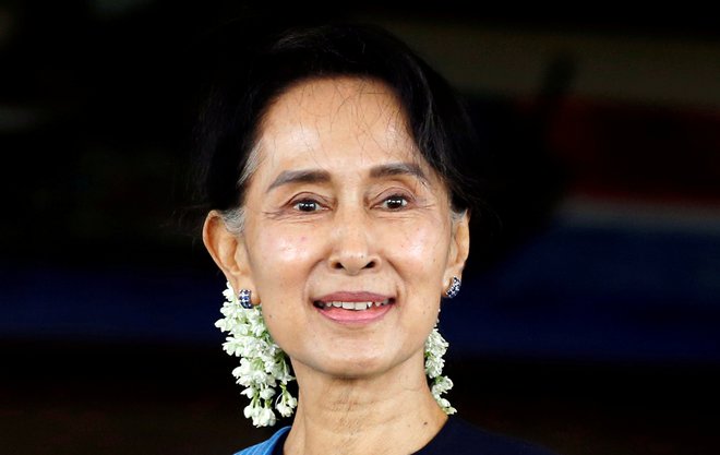 Dolgoletna borka proti vojaški hunti Aung San Su Či v domovini ostaja junakinja, po svetu pa je njen ugled v zadnjih letih očrnil odnos do muslimanske manjšine Rohingya, ki je tarča načrtnega pregona. FOTO: Soe Zeya Tun/Reuters