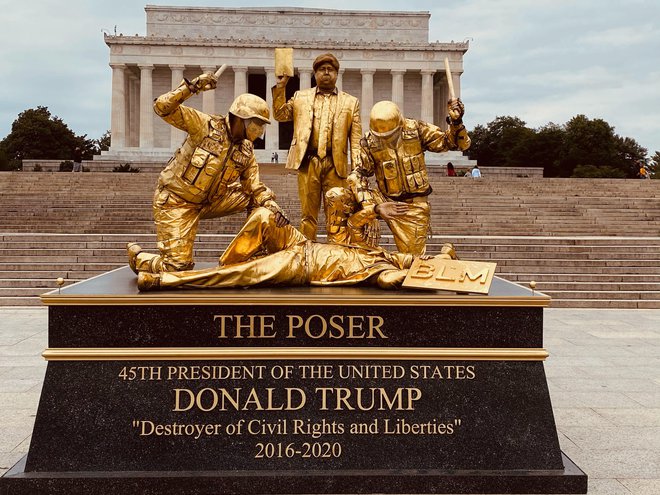 Skupina Pobuda za Trumpov spomenik je z mizanscenami živih skulptur karikirala številne Trumpove izjave in poteze. Foto AP