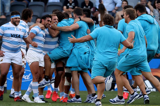 Argentinski ragbisti so se razveselili senzacionalne zmage nad ekipo All Blacks. FOTO: David Gray/AFP