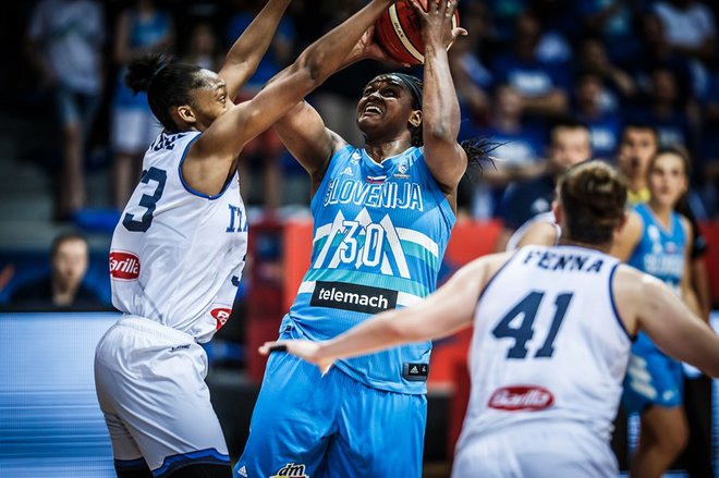 Slovenske košarkarice v ospredju s prvo strelko Shante Evans so tudi v Grčiji odlično opravile svojo nalogo in so še korak bliže uvrstitvi na tretje zaporedno evropsko prvenstvo. FOTO: Fiba