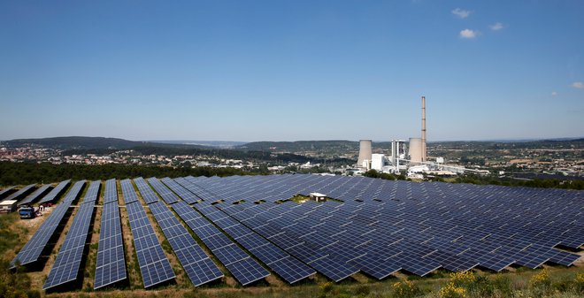 Med decembrom lani in oktobrom letos se je vrednost delnic družb, ki se ukvarjajo s sončnimi elektrarnami, več kot podvojila. FOTO: Jean-Paul Pelissier/Reuters