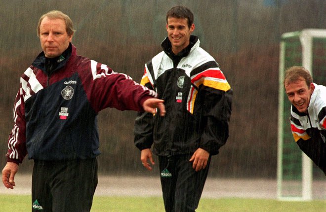 Berti Vogts (levo) marca 1996 in nemška reprezentanta Mehmet Scholl in Mario Basler. FOTO: Camay Sungu/Reuters
