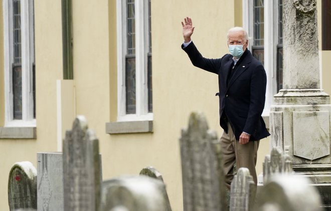 Teoretiki zarote niso znanstveniki, zlasti ne takrat, ko se sklicujejo na znanstvene zakone. Minuli teden so nekateri opozorili, da seznami, kateri volilni okoliši so glasovali za Josepha Bidena, prav tako kršijo ta številski zakon. FOTO: Kevin Lamarque/Reuters