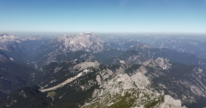 Odjanuarja do maja 2001 so bili izvedeni vsi predvideni ukrepi za opazovanje plazu in alarmiranje, če bi se plaz znova sprožil in bi nastal drobirski tok. FOTO: Sašo Tušar