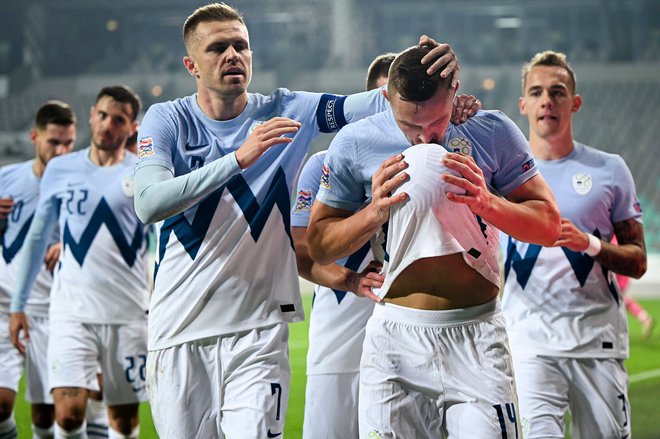 Prijatelja Josip Iličić in Jasmin Kurtić sta takole proslavila zmagoviti gol zvezdnika Atalante. FOTO: Jure Makovec/AFP