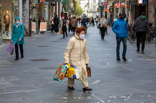 Program Starejši za starejše (SzS) je bil tudi v teh &raquo;zaprtih&laquo; časih uspešen, saj so od začetka leta opravili skupaj že dobrih 65.000 obiskov. FOTO: Voranc Vogel/Delo