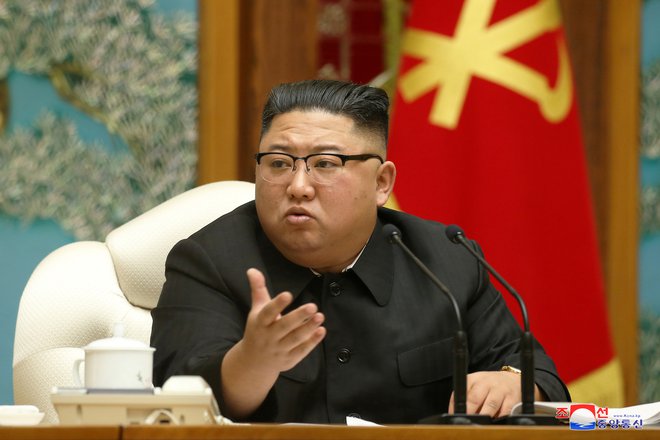 Kim Džong Un je na sestanku politbiroja Delavske stranke v nedeljo odredil zaostritev državnega sistema za izredne razmere zaradi pandemije novega koronavirusa. FOTO: KCNA via Reuters