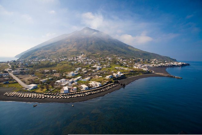 Vulkan Stromboli ogroža prebivalce istoimenskega otoka. FOTO: Shutterstock