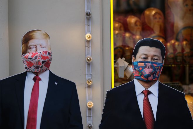 Trump je izdal izvršilni ukaz, s katerim so ameriškim vlagateljem prepovedane naložbe v vse družbe, ki so povezane s kitajsko vojsko. FOTO: Evgenia Novozhenina/Reuters