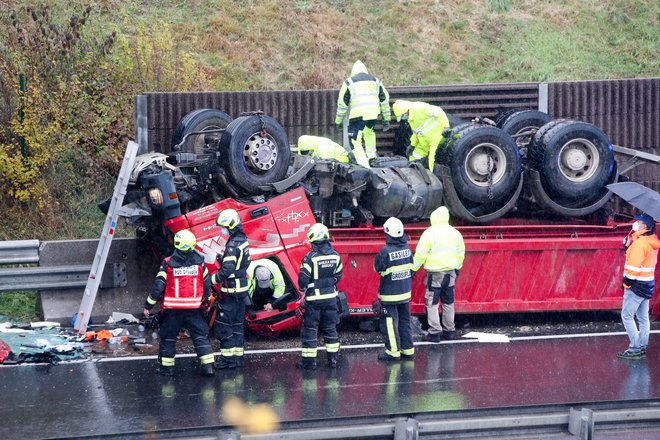 Voznik tovornega vozila je bil lažje poškodovan. FOTO: Marko Feist/Slovenske novice