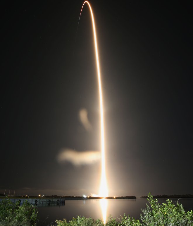 Sled rakete falcon 9, ki se dviga nad Florido. Fotografiji Gregg Newton/AFP