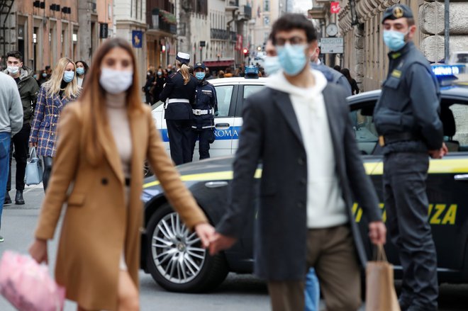 Po Evropi so se epidemije lotili z novimi ukrepi, ponekod bolj, drugod manj omejevalnimi. FOTO: Reuters
