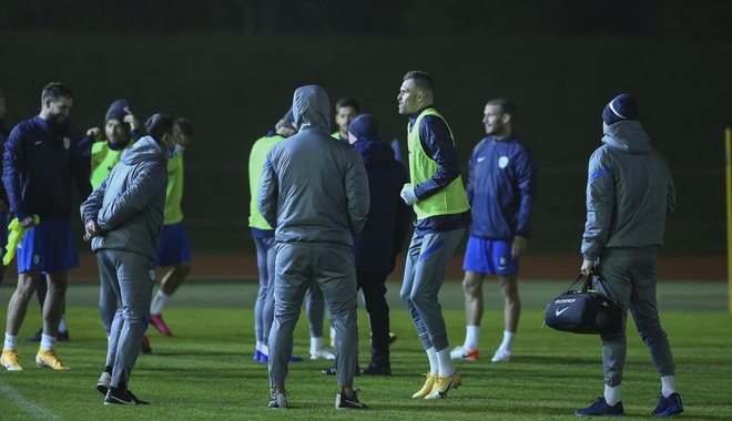 Matjaž Kek je opravil včerajšnji trening kar v Sloveniji, reprezentanti so v Atenah le prenočili, danes bodo preizkusili zelenico na štadionu Apollona. FOTO: Jože Suhadolnik