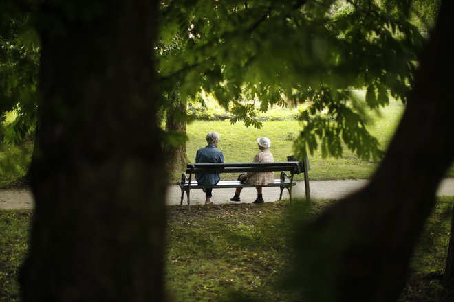 <br />
Ona. Vdova. Zelo dobro jo poznam. Živi sama. Živi v hiši. Njen edini dohodek &ndash; pokojnina za oddelanih 40 let. Foto: Jure Eržen/Delo