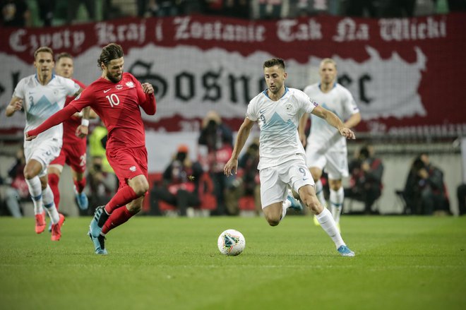 Andraž Šporar (desno) je imel pred letom dni najboljši &raquo;štartni položaj&laquo; pri selektorju Matjažu Keku, zdaj spet išče prostor pod soncem pri Sportingu in reprezentanci. FOTO:Uroš Hočevar/Delo