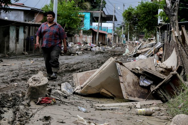 V Hondurasu, kjer jim še ni uspelo odpraviti posledic orkana Eta, so včeraj že pričakovali udar novega orkana Iota. FOTO: Wendell Escoto/AFP