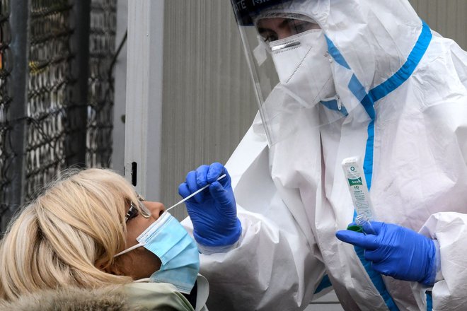 Medicinsko osebje med jemanjem brisa za testiranje okužb v Zagrebu. FOTO: Denis Lovrovic/AFP