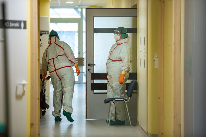 V obdobju covida-19 je okužb z odpornimi bakterijami celo manj, saj so v bolnišnicah bolj dosledni pri spoštovanju izolacijskih ukrepov in uporabi varovalne opreme. FOTO: Voranc Vogel/Delo