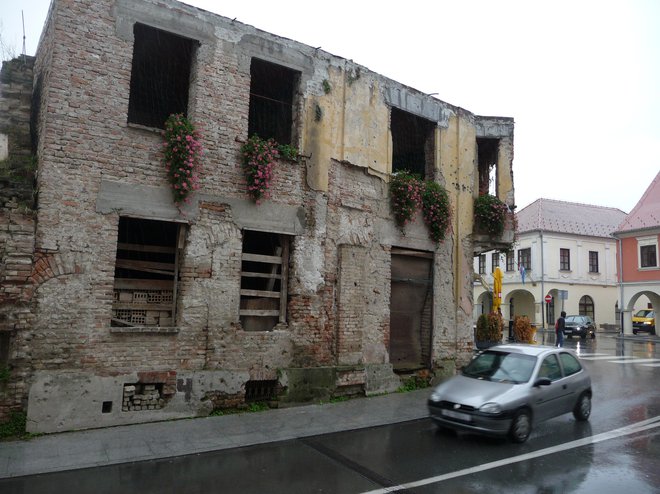 Današnji spomin na preteklost sredi mesta. FOTO: Dejan Vodovnik