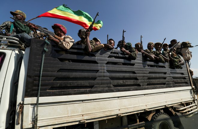Lokalne etiopske milice na poti v boj s Tigrejsko osvobodilno fronto. FOTO: Tiksa Negeri/Reuters