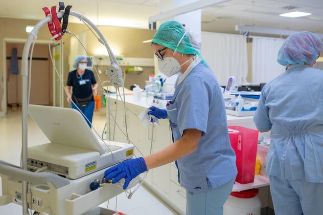 Oboleli s covidom bodo toliko časa hospitalizirani, dokler se bodo širile okužbe. FOTO: Voranc Vogel/Delo