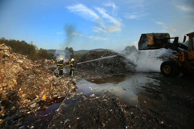 Odpadki in blato čistilnih naprav bi lahko goreli nadzorovano, ne v požarih. FOTO: Jure Eržen/Delo