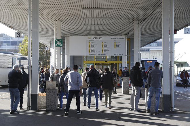 Večja podjetja so organizirala linijske prevoze za zaposlene, številni pa se skupaj s sodelavci na delo vozijo z osebnimi vozili. FOTO: Leon Vidic/Delo