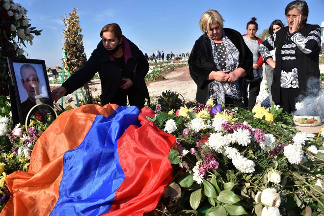 Svojci ob grobu armenskega vojaka, ki je padel v Gorskem Karabahu. FOTO: Karen Minasjan/AFP