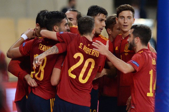 Španski nogometaši so prešerno proslavili nenadejano visoko zmago nad Nemčijo. FOTO: Cristina Quicler/AFP