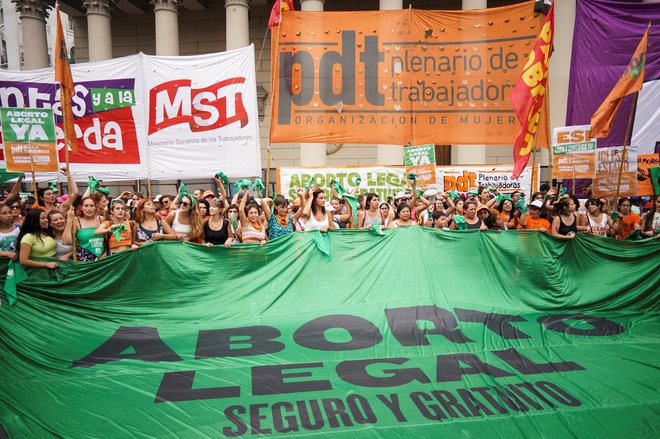 Podporniki pravice do varnega in brezplačnega splava 8. marca v Buenos Airesu. FOTO: Mariana Greif/Reuters