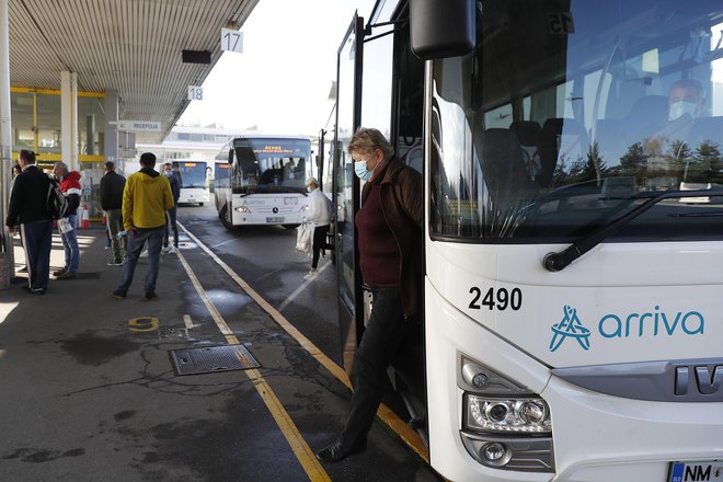 Prevoz delavcev imajo v Revozu urejen z lastnimi avtobusnimi linijami. FOTO: Leon Vidic/Delo