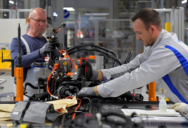 Nemčija dodatno spodbuja svoja avtomobilsko industrijo, seveda v smeri elektrifikacije. FOTO: Matthias Rietschel/Reuters