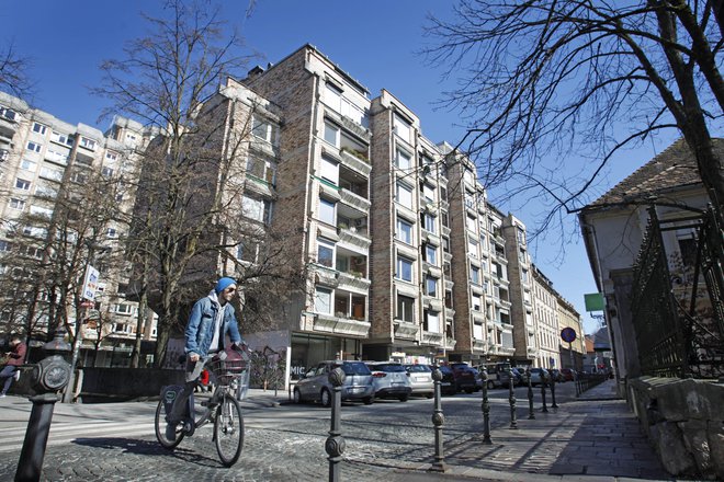 Imeti stalno prebivališče v Sloveniji je tudi za slovenske državljane marsikdaj misija nemogoče. FOTO: Leon Vidic/Delo