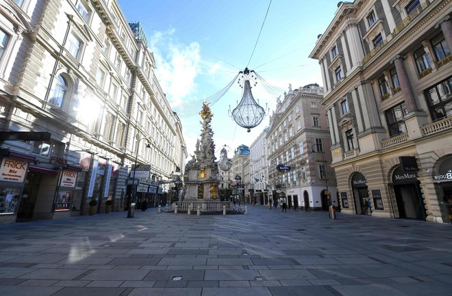 Prazna ulica v središču Dunaja. FOTO: Helmut Fohringer/AFP